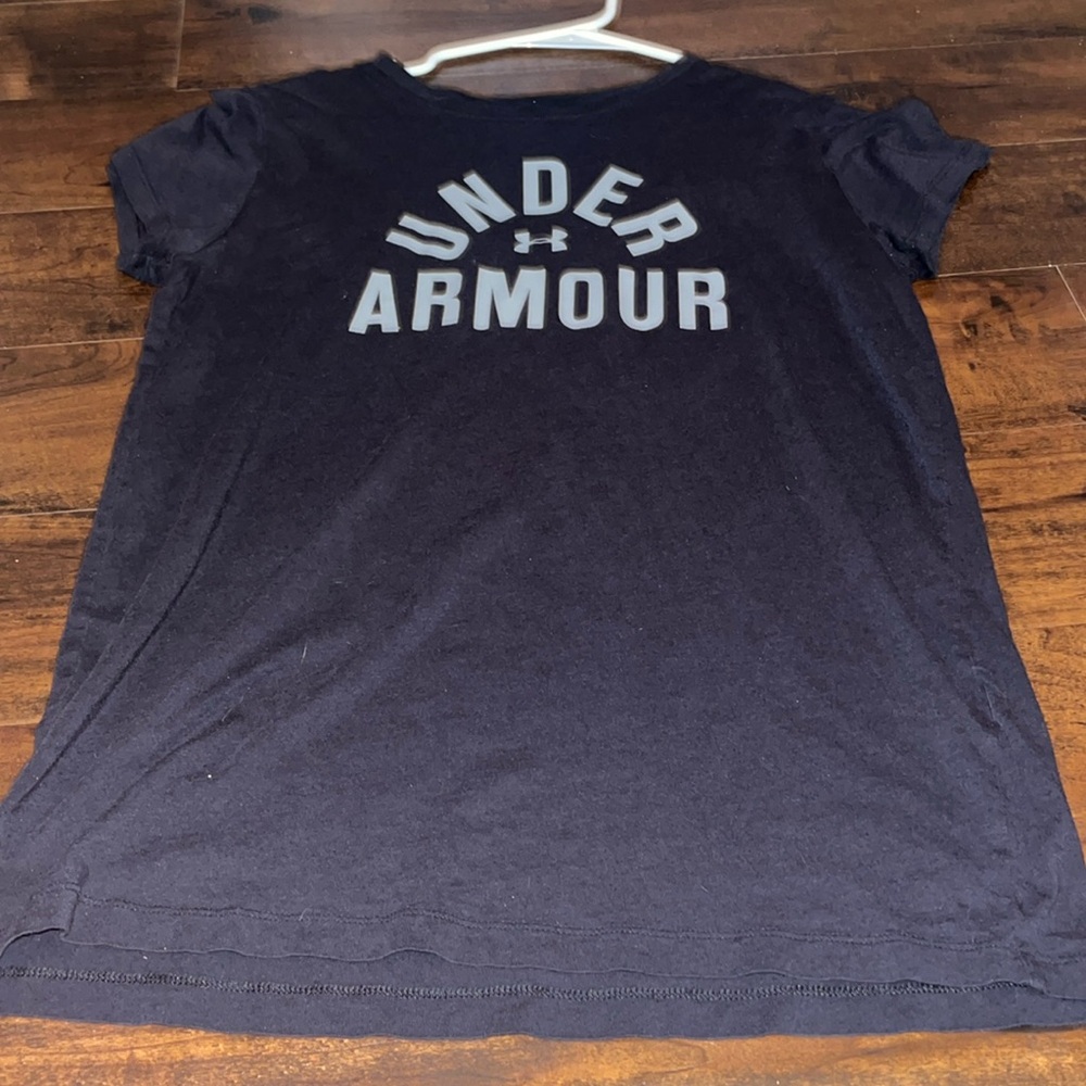 black and grey under armour shirt